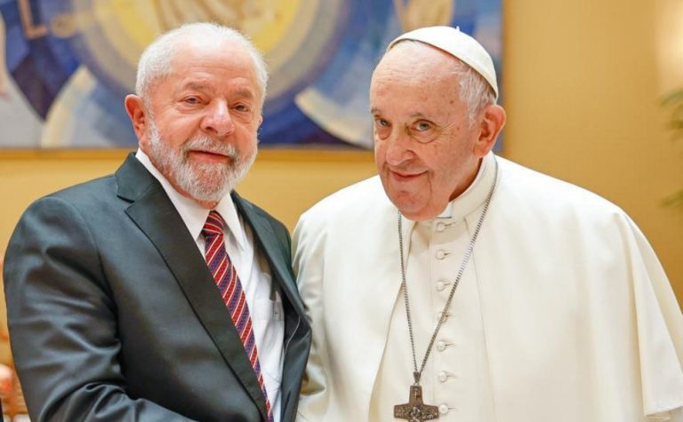 Lula marca missa no Alvorada pela saúde do papa Francisco