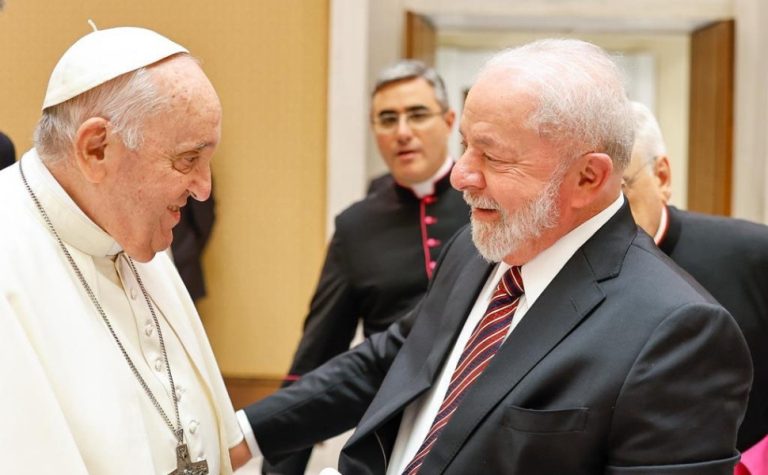 Lula publica mensagem de apoio ao Papa Francisco, que está doente: ‘Querido amigo’