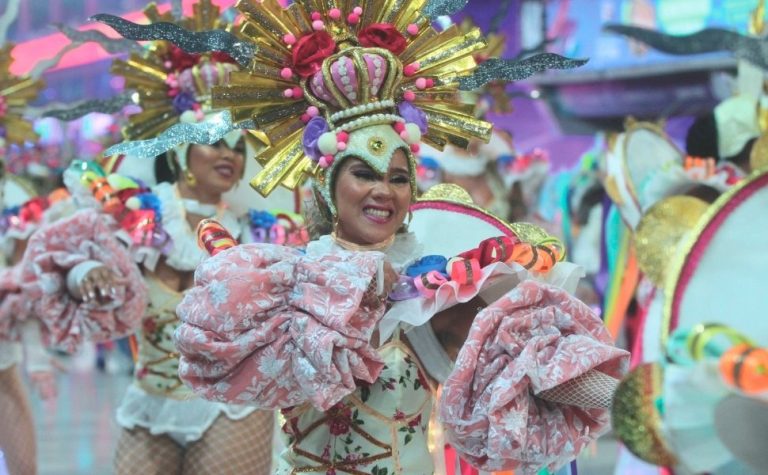 Luxo, criatividade e emoção na segunda noite de desfiles do Carnaval de Vitória