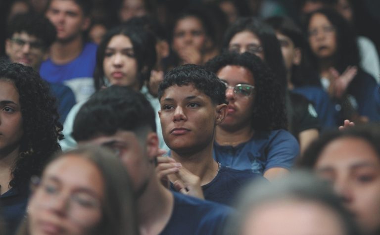 Mais de 37 mil vão aprender profissão no ensino médio