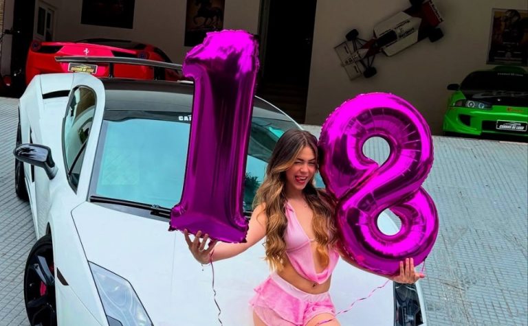 Melody comemora aniversário de 18 anos com carro de luxo: ‘Dezoitei’