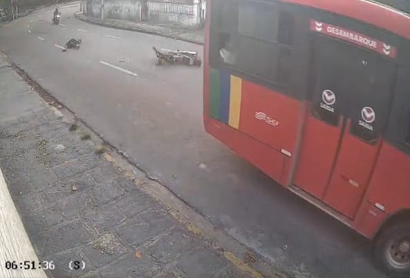 Motociclista se desequilibra, cai de moto e morre atropelado por ônibus no Recife