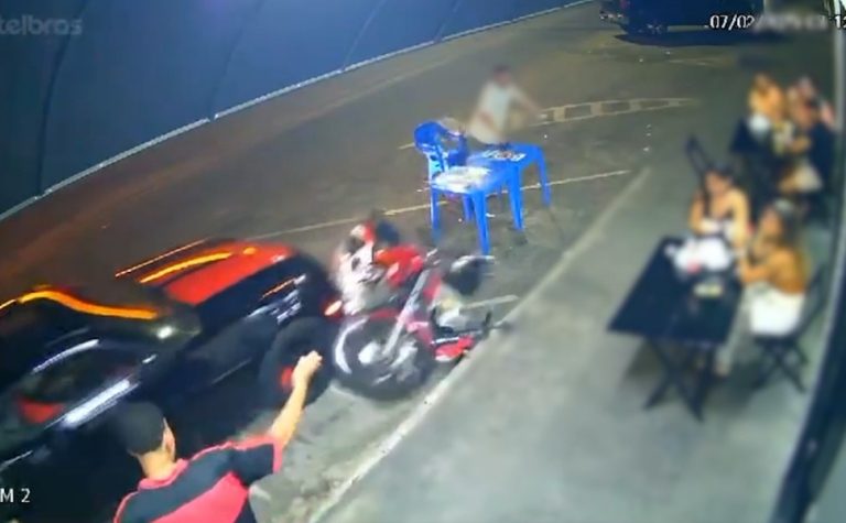 Motorista com sinais de embriaguez bate em veículos estacionados em Linhares