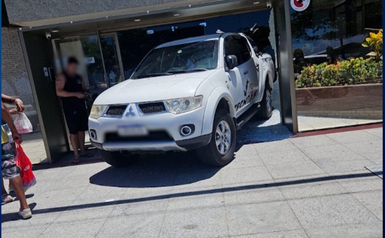 Motorista perde controle e caminhonete invade condomínio em Vila Velha
