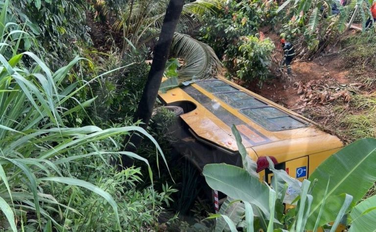 Ônibus escolar com 20 crianças se envolve em grave acidente no ES