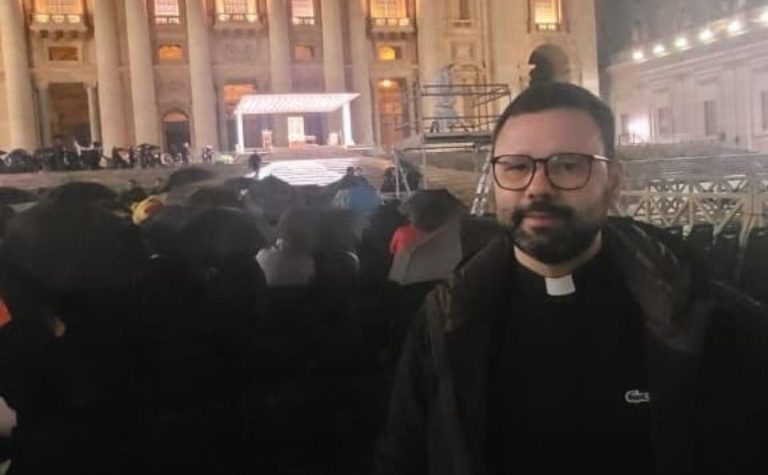 Padre capixaba participa de vigília no Vaticano em apoio ao Papa