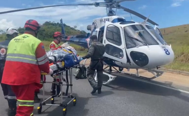 Passageiro é socorrido de helicóptero após acidente de trânsito em Guarapari