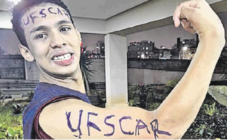 “Passei, mamãe”: jovem com paralisia cerebral celebra o 2º lugar na federal