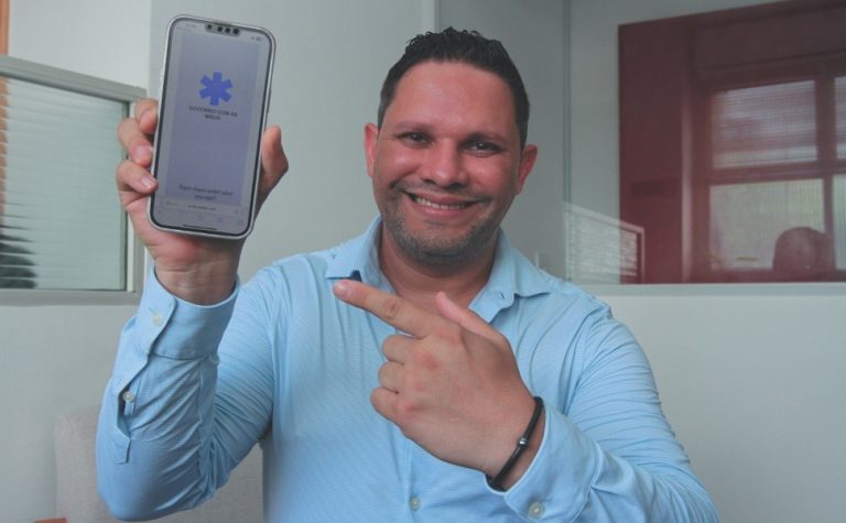 Professor cria aplicativo para ajudar deficientes auditivos
