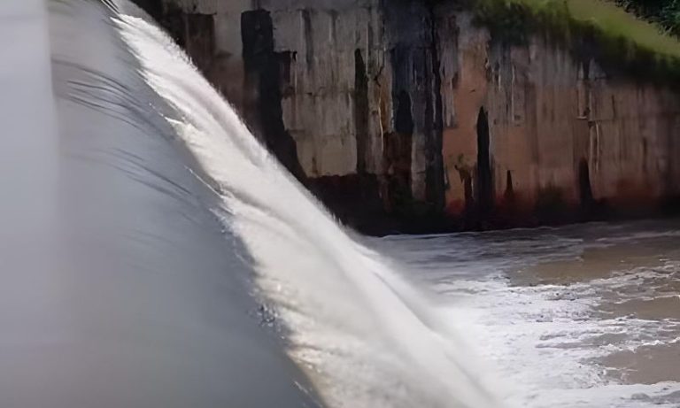 Rio Duas Unas, em Jaboatão, atinge cota de alerta e há risco de inundação