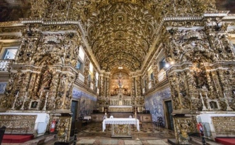 Teto de ‘igreja de ouro’ em Salvador desaba, mata uma pessoa e deixa feridos
