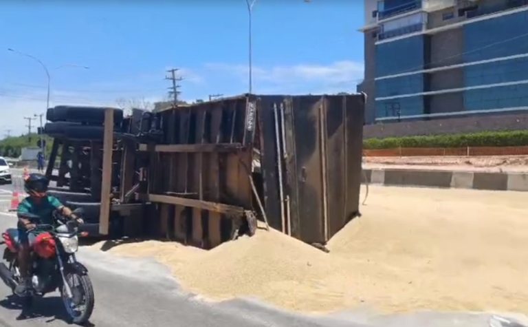 VÍDEO | Carreta tomba na Rodovia do Sol e complica trânsito em Vila Velha