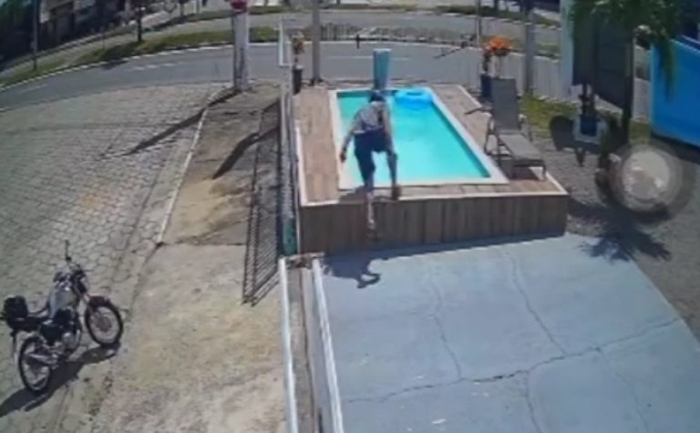 VÍDEO | Homem desce de moto e mergulha de capacete em piscina de loja no ES