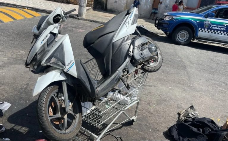 VÍDEO | Homens usam carrinho de supermercado para tentar furtar moto em Cariacica