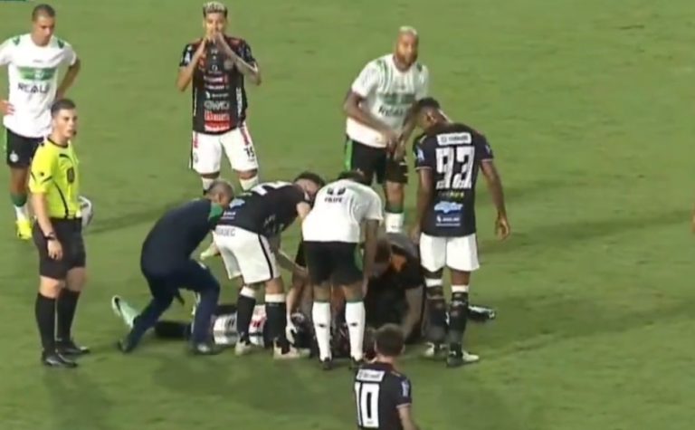 VÍDEO | Jogador passa mal, cai em campo e sai em ambulância no Paraná