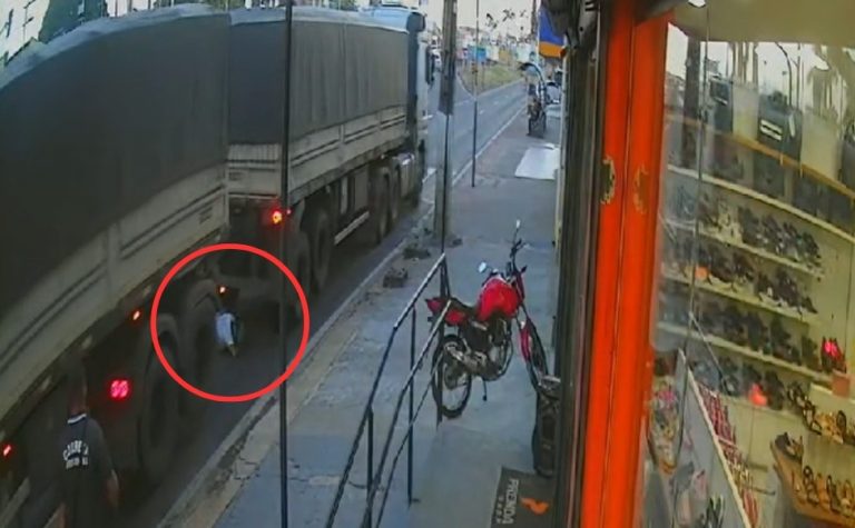 VÍDEO | Motociclista escapa ilesa após ser atropelada por carreta no ES