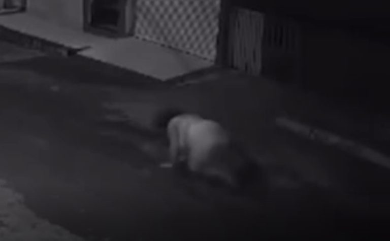 VÍDEO | Mulher fica ferida após cair em bueiro no Norte do ES