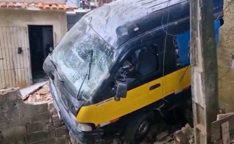 Van escolar perde o controle em ladeira e bate em muro de casa em Cariacica