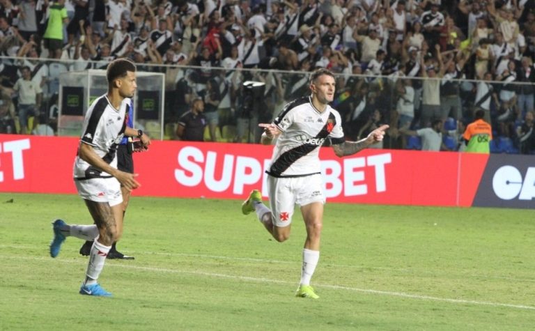 Vegetti x Cano: duelo de artilheiros no clássico na tela da TV Tribuna/Band