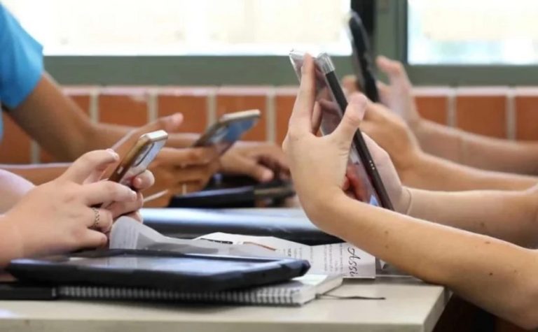 Volta às aulas com proibição do celular para 400 mil alunos do ES
