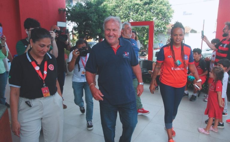 Zico inaugura escolinha em Vila Velha