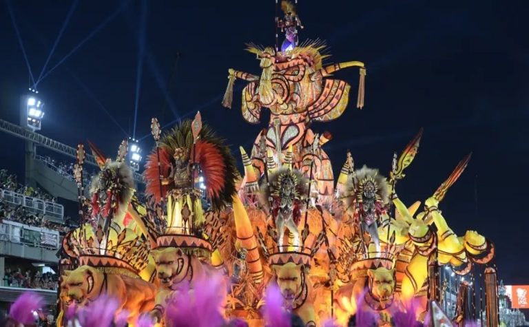 Água, fogo e fumaça marcam desfiles do 1º dia do grupo especial do Rio