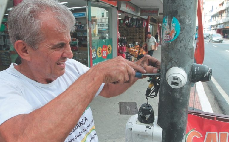 Comerciante retira mais de 200 câmeras no Centro de Vitória após denúncia