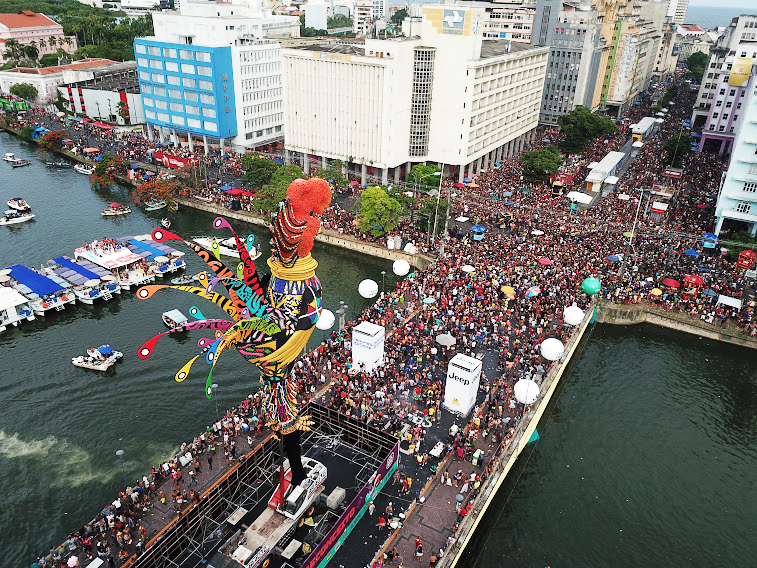 Assista agora ao Galo da Madrugada 2025 na TV Tribuna/Band neste sábado 01 de março