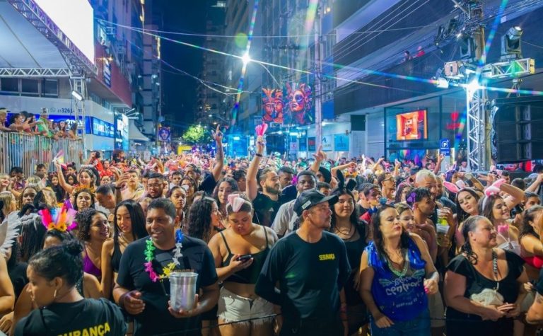 Blocos arrastam multidões na 1ª noite de Carnaval em Guarapari