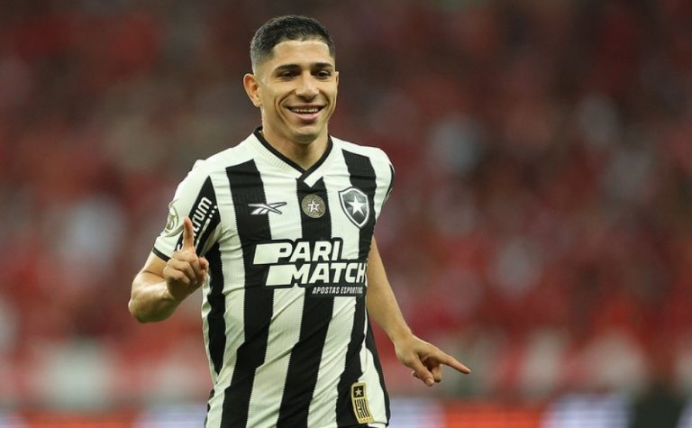 Savarino fica no Rio para exames na coxa e desfalca Botafogo na Libertadores