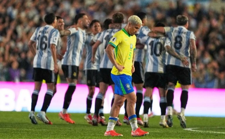 Brasil leva ‘porrada’ da Argentina, ouve ‘olé’ e vê pressão sobre Dorival aumentar