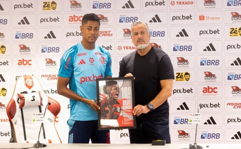 Bruno Henrique recebe homenagem pelos 100 gols no Flamengo