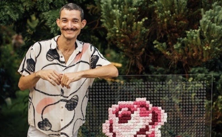 Capixaba faz sucesso com quadros bordados