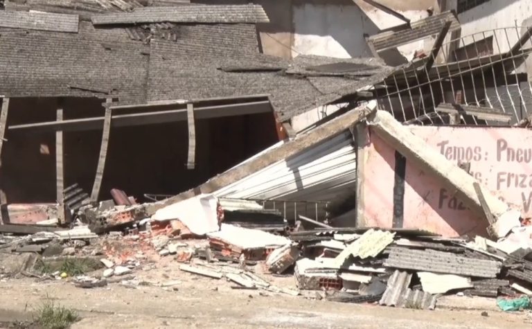 Carro invade borracharia e destrói imóvel em Cariacica