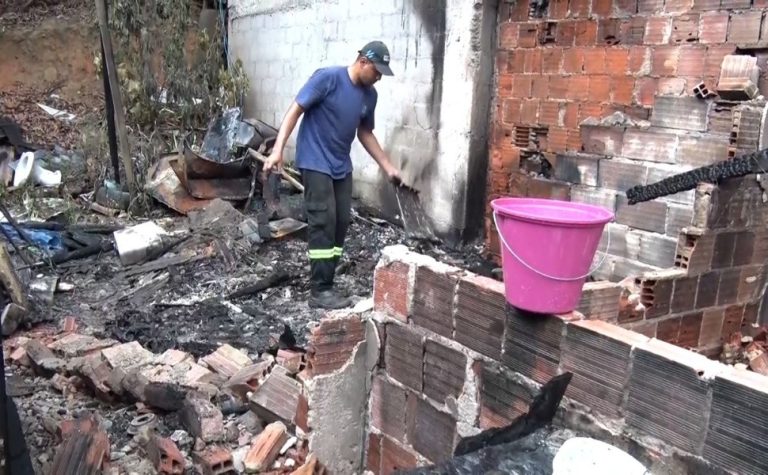 Casa pega fogo após menino de 6 anos acender fósforo na Serra