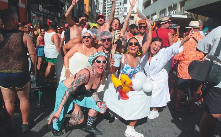 Casal faz despedida de solteiro durante a folia no Centro de Vitória