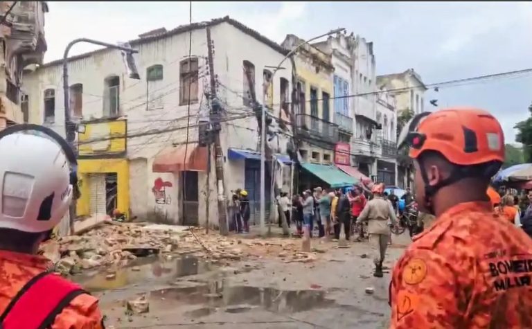 Casarão no centro do Rio de Janeiro desaba e uma pessoa morre