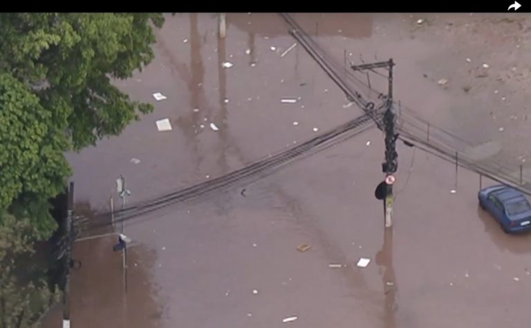 Chuva de granizo derruba árvores e deixa 55 mil sem luz, e gera alerta de alagament