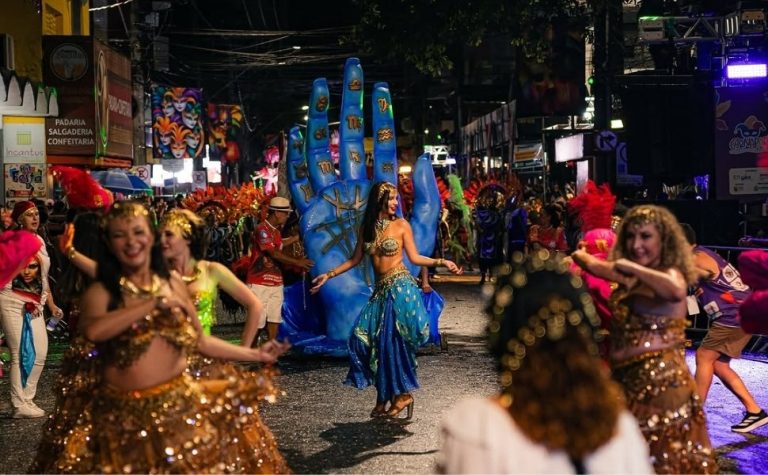 Chuva não apaga o brilho das escolas de samba de Guarapari no 3º dia de Carnaval