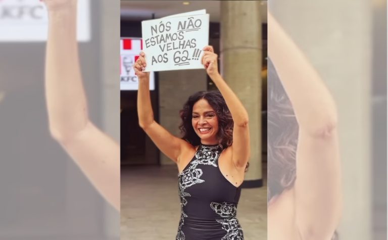 Claudia Ohana protesta contra o etarismo na Avenida Paulista