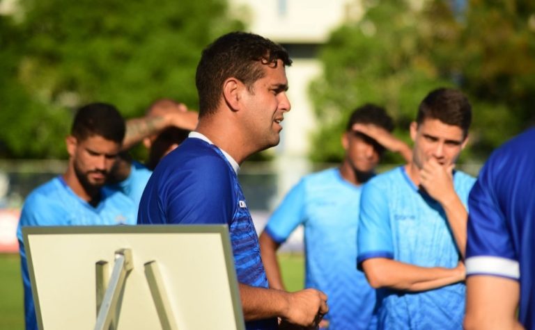 Com vantagem do empate, Vitória quer vaga na decisão do Capixabão