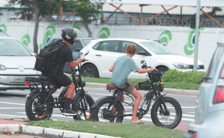 Detran alerta para riscos de bicicletas elétricas na saída de escolas