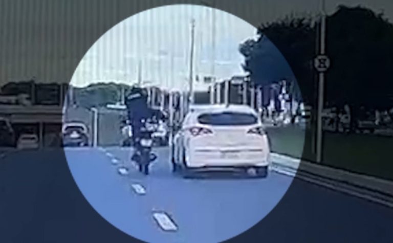 ES: Motorista flagra motociclista quebrando retrovisor de carro no trânsito