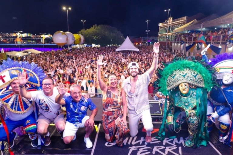 Em Triunfo, Raquel Lyra prestigia os Caretas e encerra a terça de Carnaval