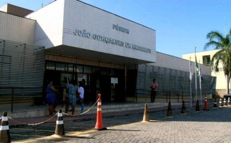 Fórum fecha setor por infestação de escorpiões