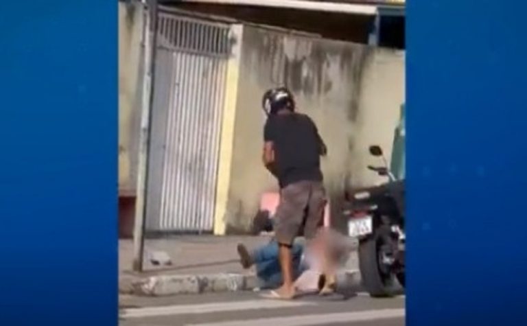 Idoso de 70 anos é espancado a pauladas por motoboy