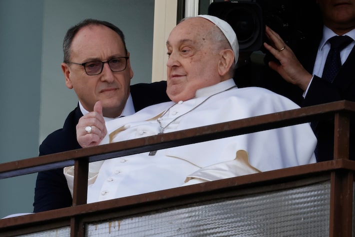 Médicos cogitaram suspender tratamento e deixar papa Francisco morrer