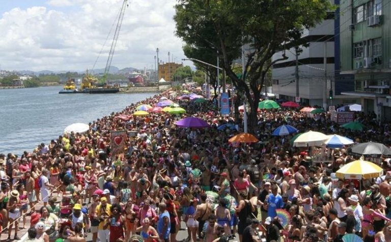 Milhares de foliões curtem bloco ‘Regional da Nair’ em Vitória