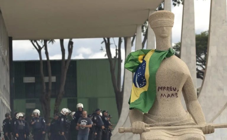 Moraes concede prisão domiciliar para cabeleireira que pichou estátua do STF