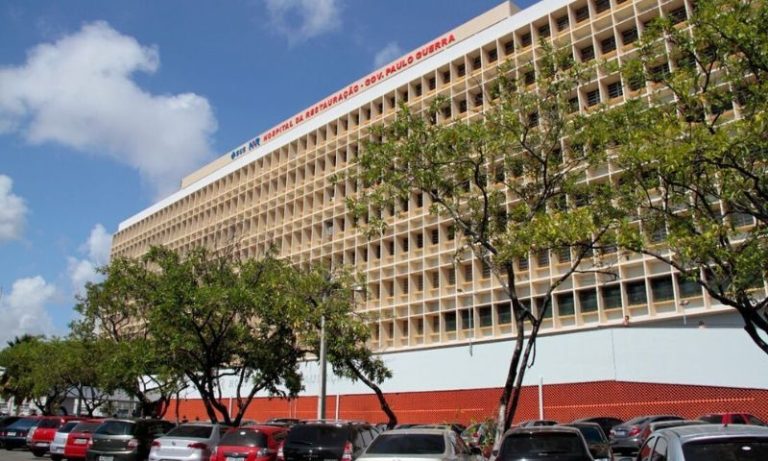 Motociclista é atropelado por caminhonete ao sair de padaria na Torre